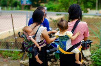 What Snacks Are Safe for Babies While Traveling?